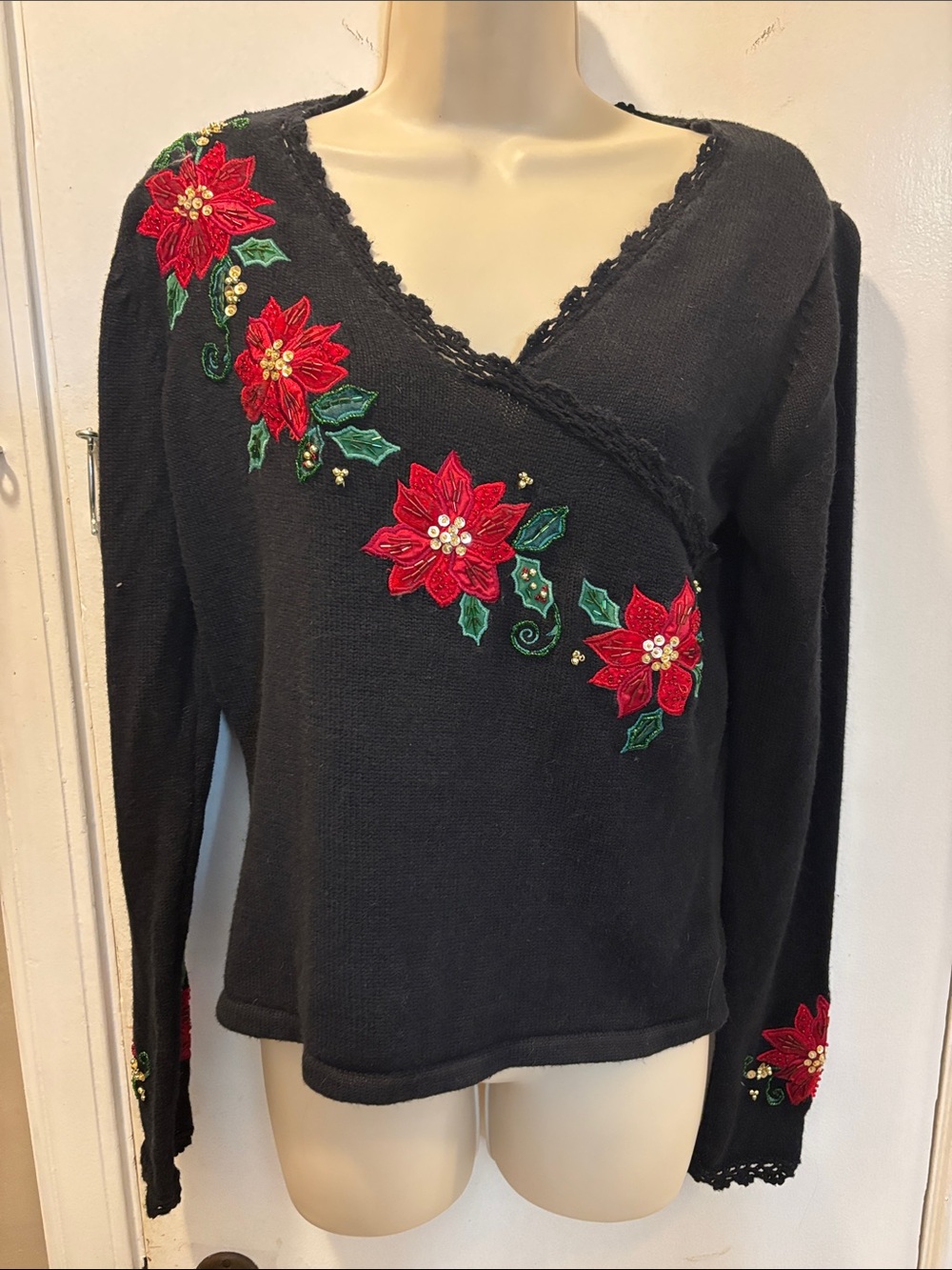 Dressbarn Medium poinsettia embellished beads Christmas pullover sweater 26-381